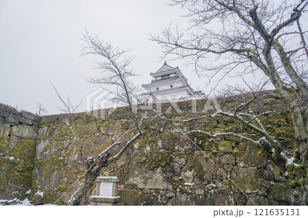 会津若松 鶴ヶ城雪景色 太鼓門から天守閣を望む 会津若松 鶴ヶ城雪景色 太鼓門から天守閣を望む 121635131