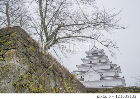会津若松 鶴ヶ城雪景色 太鼓門から天守閣を望む 会津若松 鶴ヶ城雪景色 太鼓門から天守閣を望む 121635132
