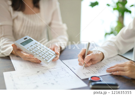 不動産の契約を結ぶ女性2人の手元 不動産の契約を結ぶ女性2人の手元 121635355