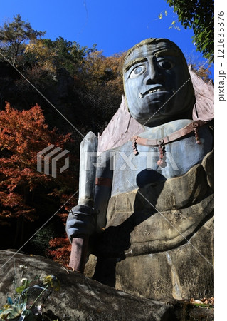 埼玉県秩父郡皆野町秩父華厳の滝に建つ空滝大不動尊の像 埼玉県秩父郡皆野町秩父華厳の滝に建つ空滝大不動尊の像 121635376