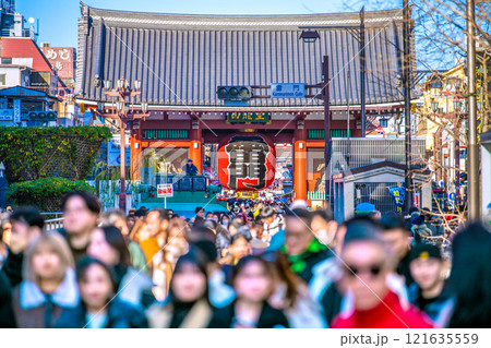 日本の東京都市景観 元日。お正月を迎えた浅草寺。脅威の人出＝令和7年1月1日 121635559