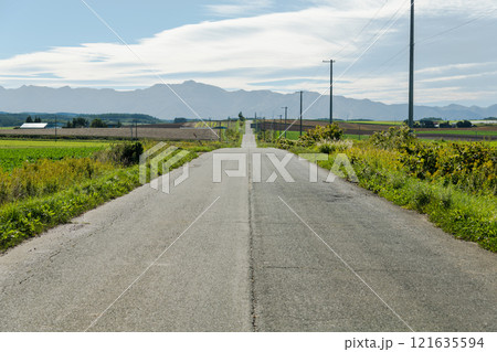【富良野市東富丘 芦別岳にのびる一直線の道】 【富良野市東富丘 芦別岳にのびる一直線の道】 121635594