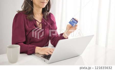 パソコンでネットショッピングをするミドル女性 121635632
