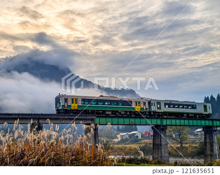 朝の列車 121635651
