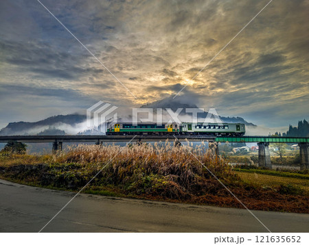 朝の列車 121635652