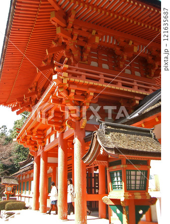 京都市北区の上賀茂神社の楼門 121635687