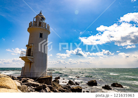 愛知県　海岸沿いに建つ伊良湖岬灯台 121635963