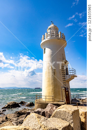 愛知県　海岸沿いに建つ伊良湖岬灯台 121635965