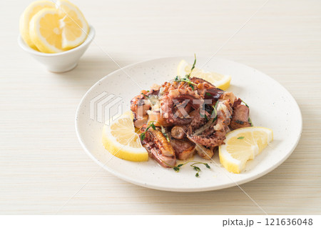 grilled octopus or squid with butter lemon sauce 121636048