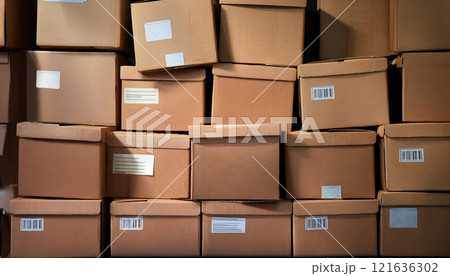 ダンボール箱がたくさん積み上がっている背景素材 ダンボール箱がたくさん積み上がっている背景素材 121636302