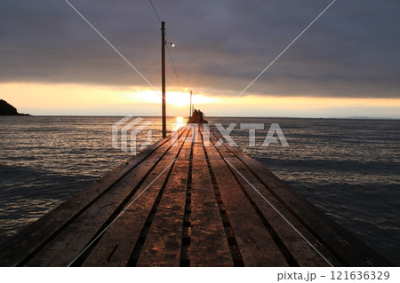 千葉県館山市の夕日の海岸風景 121636329