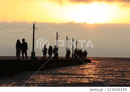 千葉県館山市の夕日の海岸風景 121636330