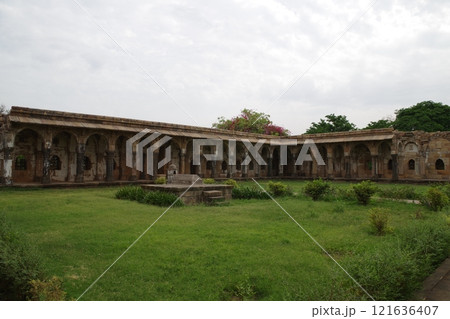 インド　世界遺産チャンパネール・パーヴァガドゥ遺跡公園のジャミマスジド 121636407