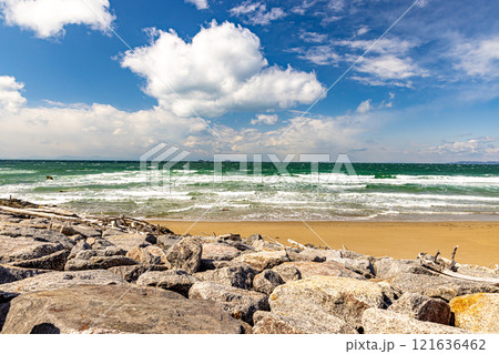 愛知県　恋路ヶ浜から望む青い海と空　 121636462