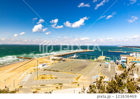 愛知県　恋路ヶ浜から望む青い海と空　 121636469