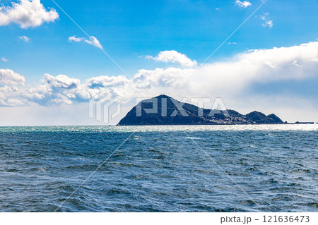 愛知県　恋路ヶ浜から望む青い海と空　 121636473