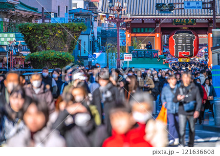 日本の東京都市景観 元日。お正月を迎えた浅草寺。脅威の人出＝令和7年1月1日 121636608