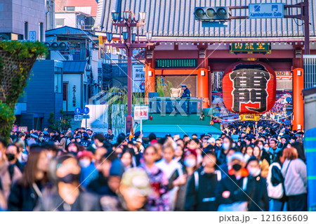 日本の東京都市景観 元日。お正月を迎えた浅草寺。脅威の人出＝令和7年1月1日 121636609