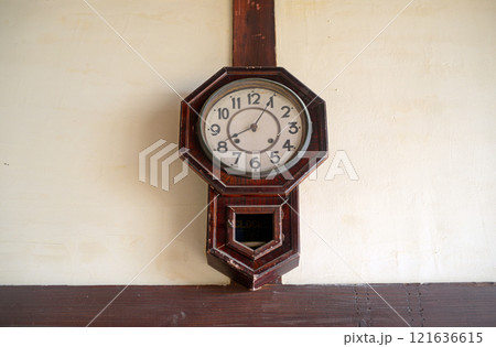 小豆島二十四の瞳映画村田浦分校教室の柱時計 121636615