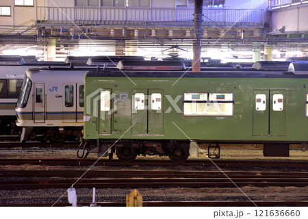 電留線で待機する201系電車 121636660