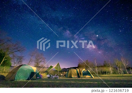 キャンプ場で見た天の川と星空 121636719