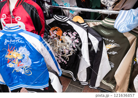 横須賀、どぶ板通りに陳列されているスカジャン 121636857