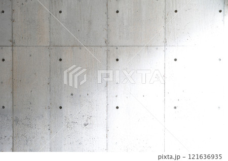 コンクリート室内に光が右から差し込んだ コンクリート室内に光が右から差し込んだ 121636935