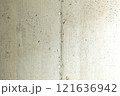 コンクリート室内に光が右から差し込んだ 121636942