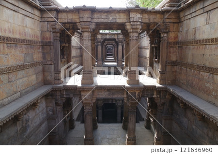 インド 世界遺産 古都アフマダーバード ダーダハリの階段井戸 インド 世界遺産 古都アフマダーバード ダーダハリの階段井戸 121636960