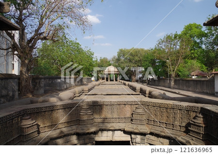 インド　世界遺産　古都アフマダーバード　ダーダハリの階段井戸 121636965