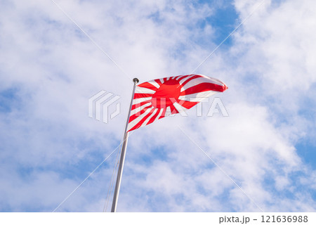 青空に上がる日章旗 121636988