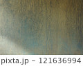 木目の壁に左から差し込む光 121636994