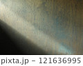 木目の壁に左から差し込む光 121636995