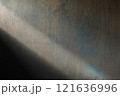 木目の壁に左から差し込む光 121636996