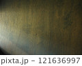 木目の壁に左から差し込む光 121636997
