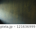 木目の壁に左から差し込む光 121636999