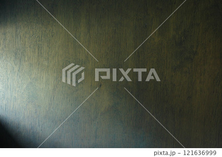 木目の壁に左から差し込む光 121636999