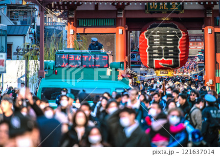 日本の東京都市景観 元日。お正月を迎えた浅草寺。脅威の人出…新たな時代に幸あれ…=令和7年1月1日 日本の東京都市景観 元日。お正月を迎えた浅草寺。脅威の人出…新たな時代に幸あれ…=令和7年1月1日 121637014
