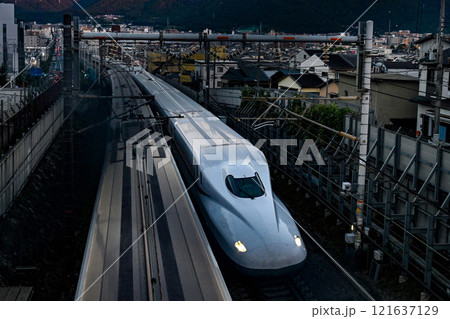 【京都】日没後、街中を一気に走り抜ける新幹線 121637129