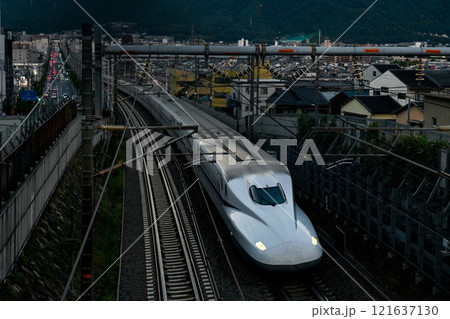 【京都】日没後、街中を一気に走り抜ける新幹線 121637130