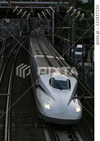 【京都】日没後、街中を一気に走り抜ける新幹線 121637132