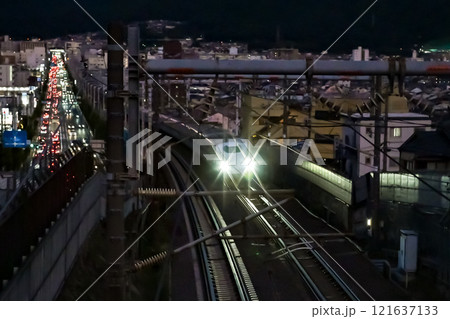 【京都】日没後、街中を一気に走り抜ける新幹線 121637133