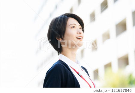介護スタッフの女性 介護スタッフの女性 121637846