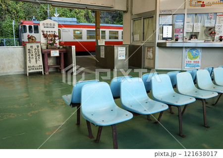 山川駅に停まる旧国鉄色車両と待合広場(JR九州) 山川駅に停まる旧国鉄色車両と待合広場(JR九州) 121638017
