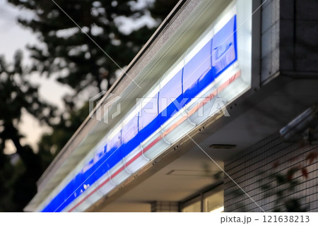 コンビニエンスストア　軒先 121638213
