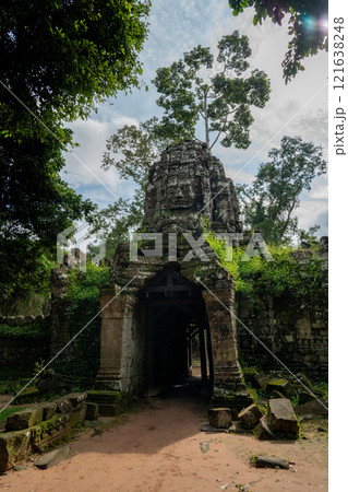 密林に浸食されたアンコール遺跡　タ・ソム 121638248