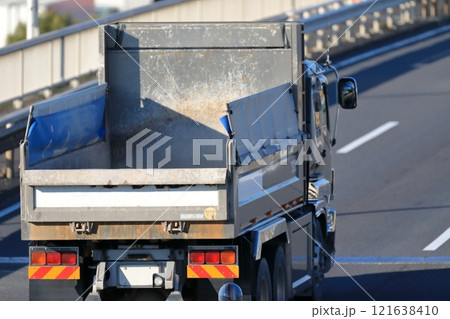 ダンプトラック 121638410