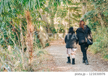 冬の森の中を歩くお母さんと子供 冬の森の中を歩くお母さんと子供 121638976