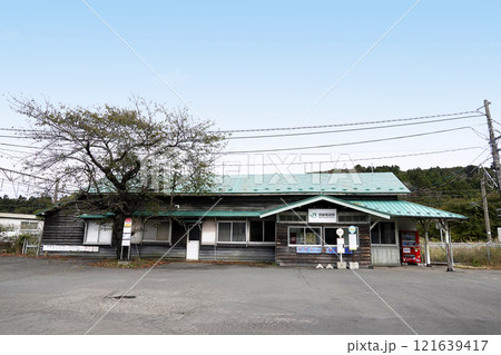 晴天の秋空と羽越本線 羽後亀田駅駅舎全景 晴天の秋空と羽越本線 羽後亀田駅駅舎全景 121639417