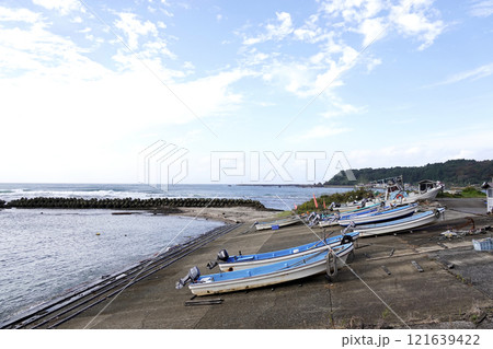 日本海沿岸にある小さな漁港の漁船 121639422